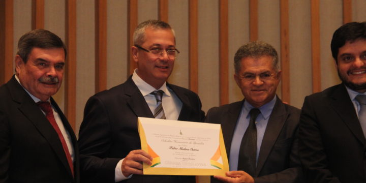 Fábio Medina Osório, presidente do IIEDE, foi homenageado pela Câmara Legislativa do DF