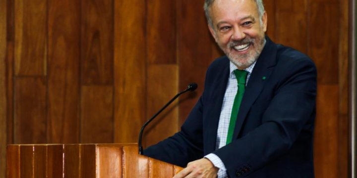 Ricardo Alonso Garcia, do Conselho Catedrático do IIEDE, recebe medalha na Cidade do México